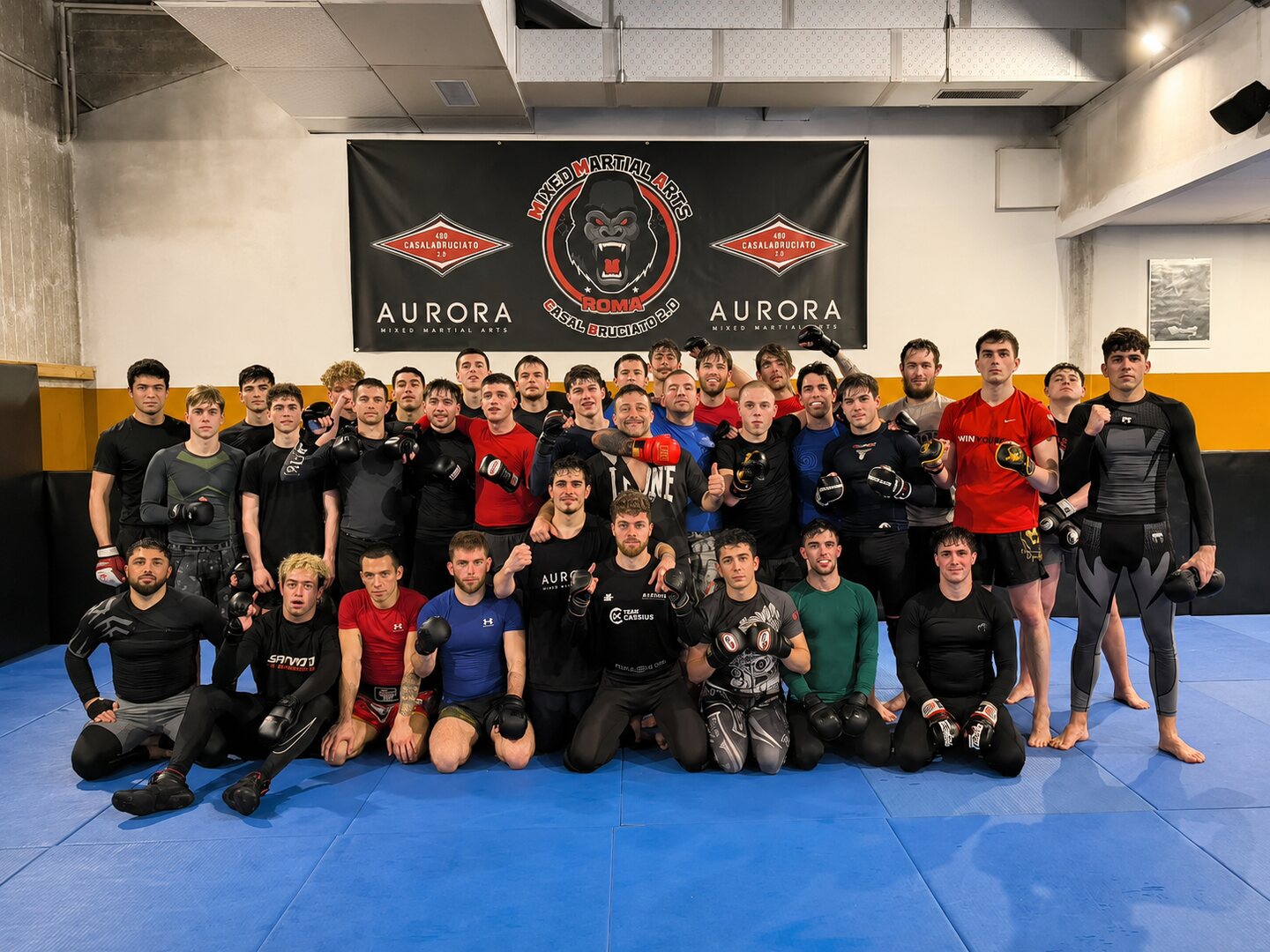 Gruppo di atleti del team Aurora MMA Roma